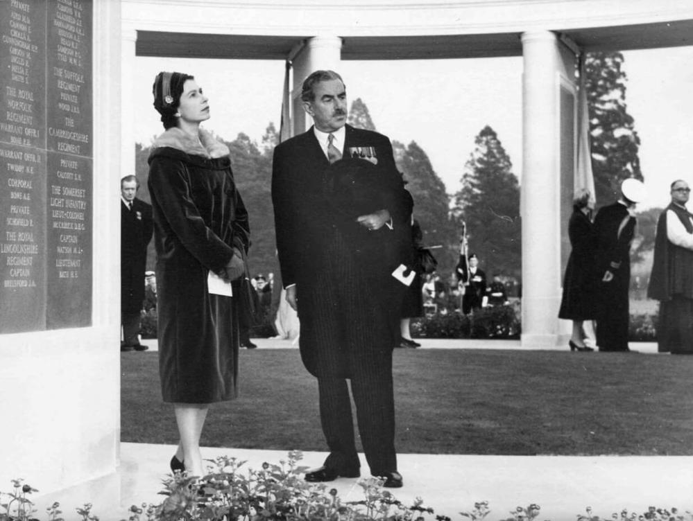 The Queen and Ralph Hobday inspecting Brookwood Memorial